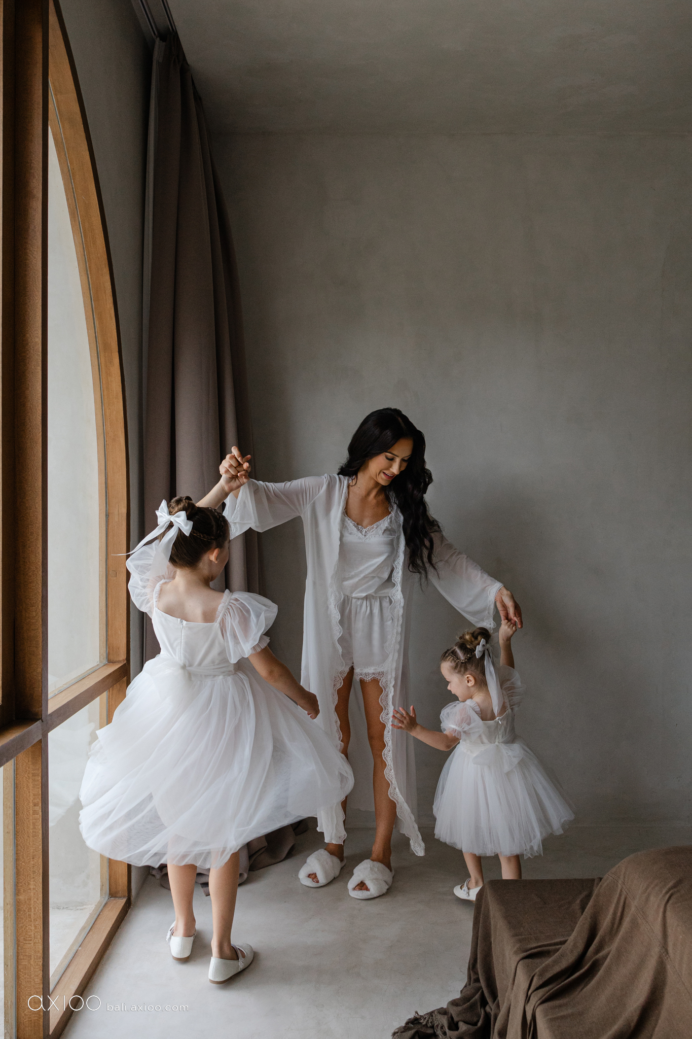 Axioo: Little Scene Stealers